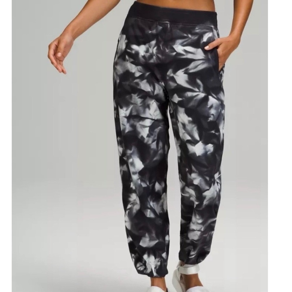 Lululemon LA Tapered Leg Jogger, Deep Coal Wave Wash, Size 8/10, Atheisure, Yoga - Picture 4 of 12